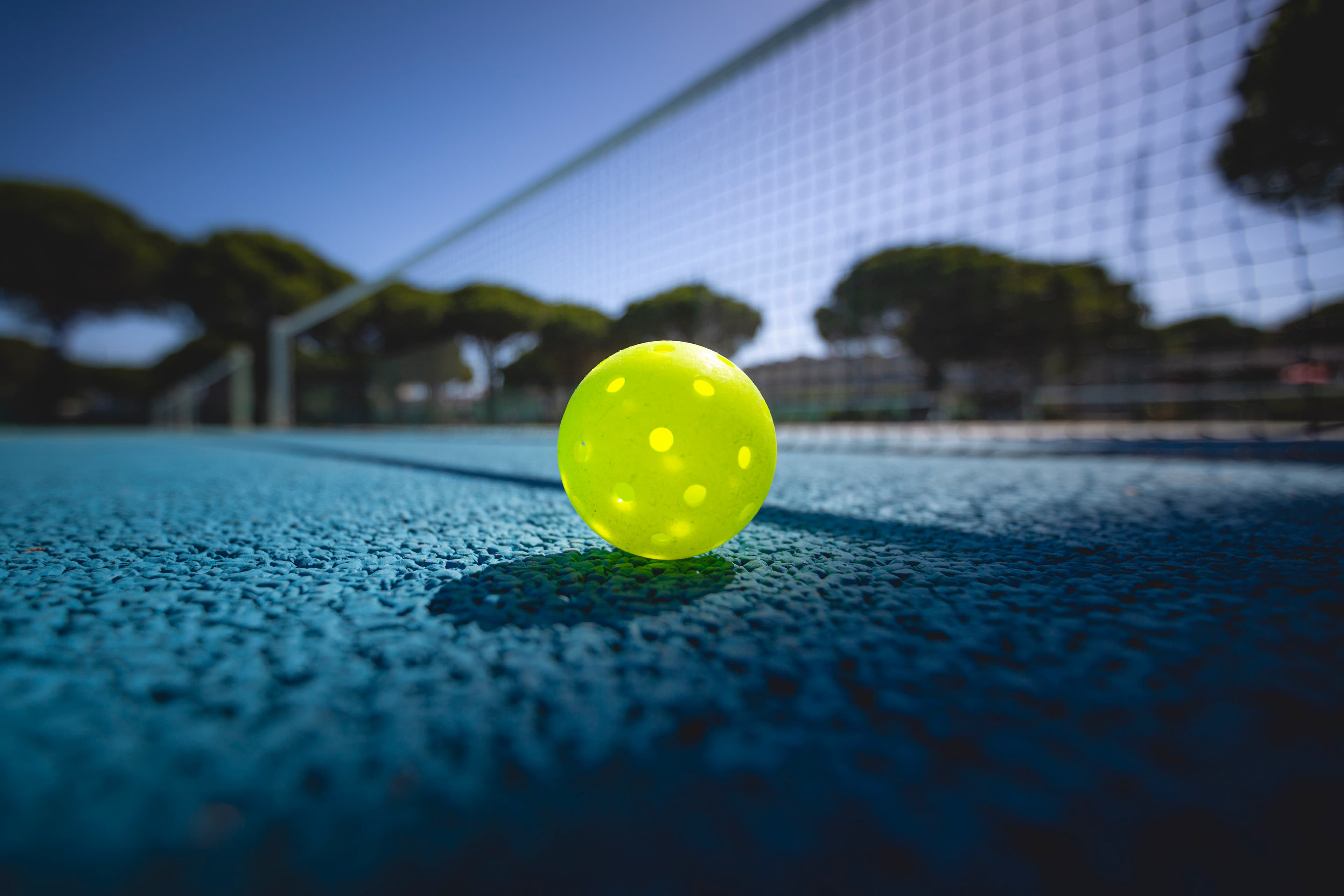 Balle sur le court en plein soleil